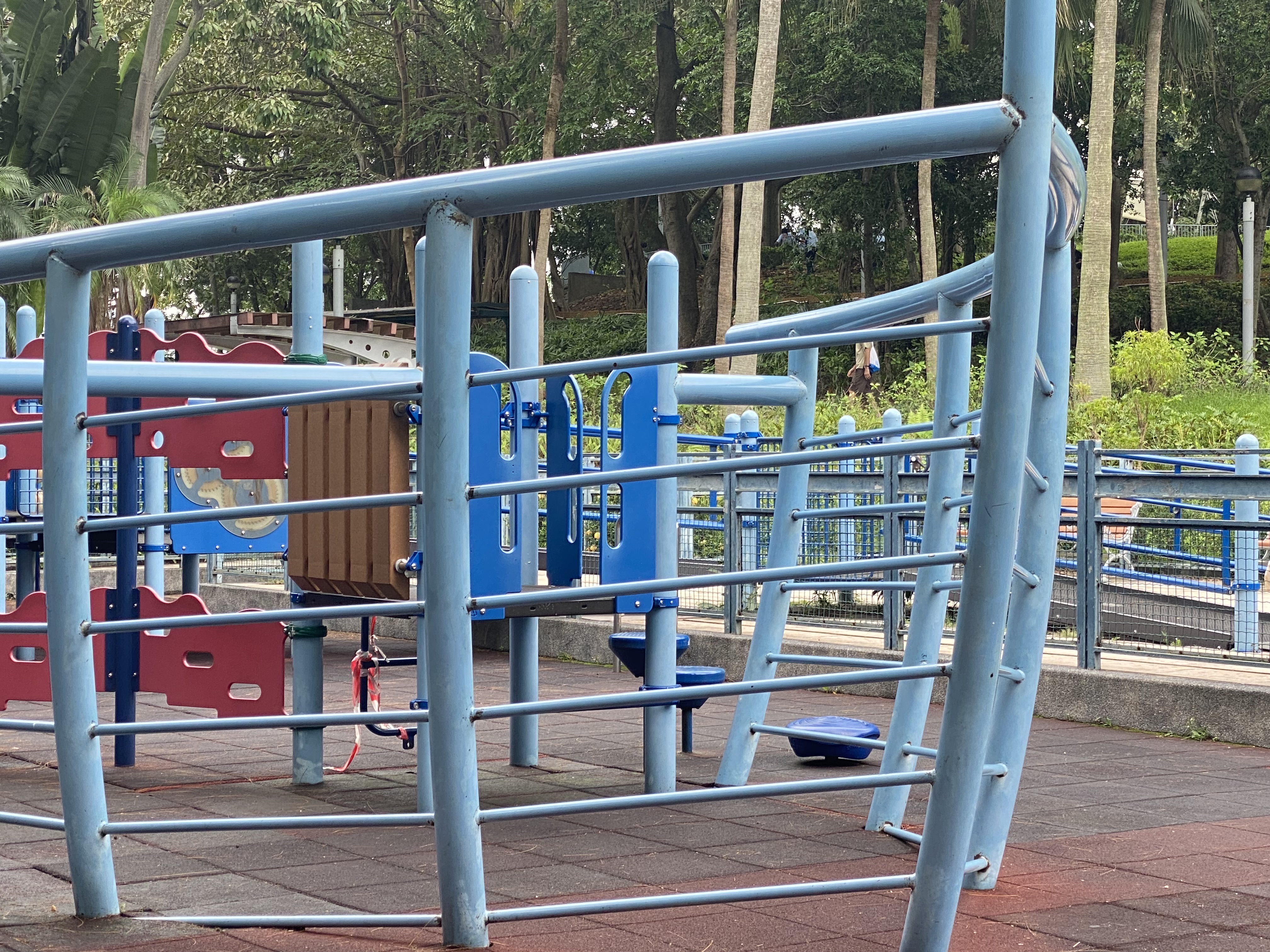 climbing frame shaped like a ship